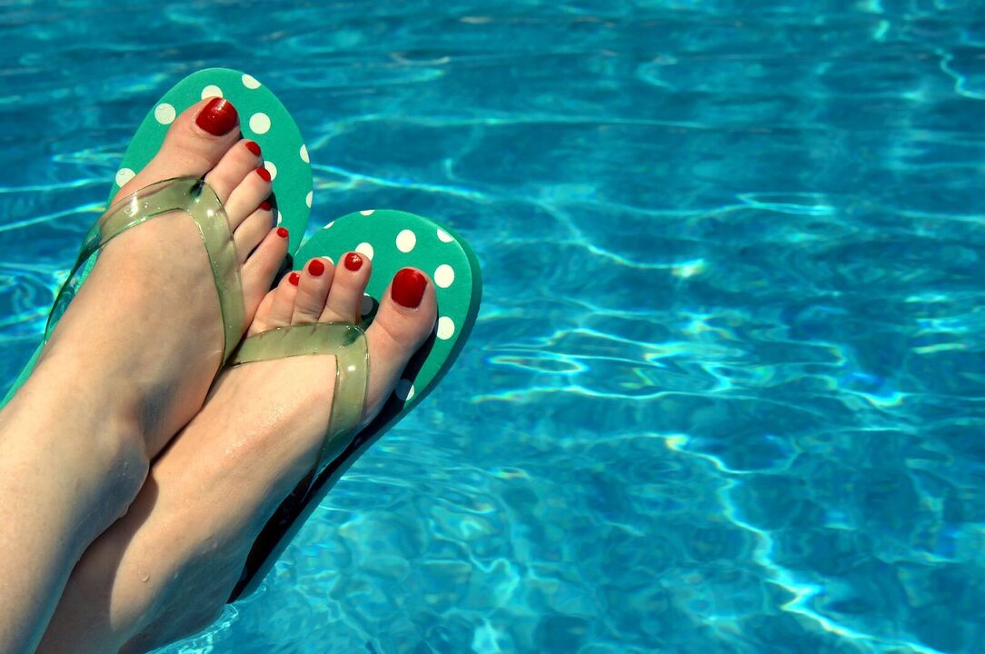 noszenie butów w basenie, aby zapobiec grzybom