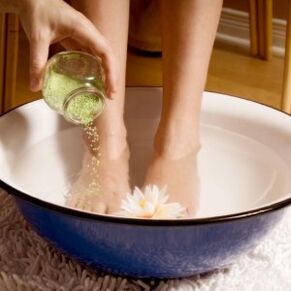 Podczas leczenia grzybicy należy często myć stopy. 