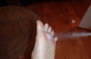aerozolowe leczenie stopy dotkniętej grzybem